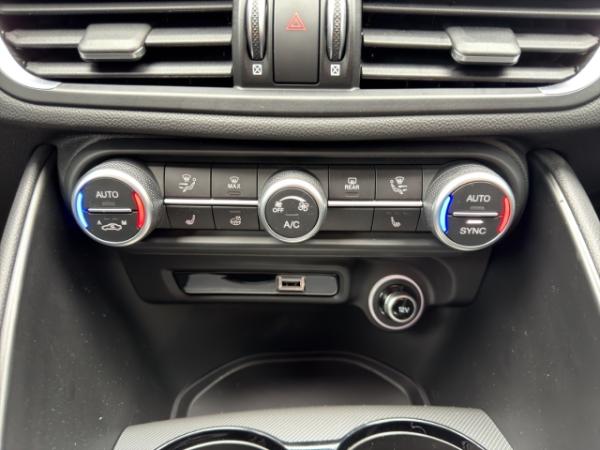 Alfa Romeo Giulia Veloce Q4 2.0 PDC+KAMERA+NAVI+CARPLAY+SHZ