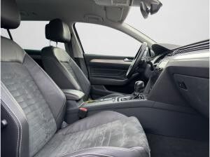 Volkswagen Passat 2.0 TDI Elegance Variant LED KAMERA NAVI PDC SHZ