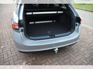 Skoda Superb Combi 2.0TDI Sportline*Navi*AHK*Sthz*Canton