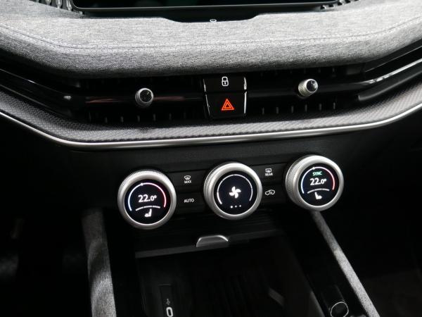 Skoda Superb Combi 2.0 TDI DSG Selection Matrix PDC Kamera Standhz. *877*