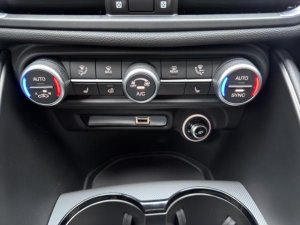 Alfa Romeo Giulia Veloce Q4 2.0 PDC+KAMERA+NAVI+CARPLAY+SHZ