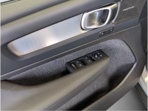 Volvo XC40 XC40+Black+Edition+B3+Plus+E-Sitze+BLIS+PilotAss