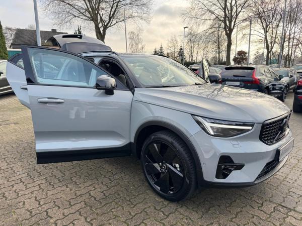 Volvo XC40 B3 DKG PLUS-BLACK EDITION - Inkl. Anhängerkupplung! - Sofort lieferbar