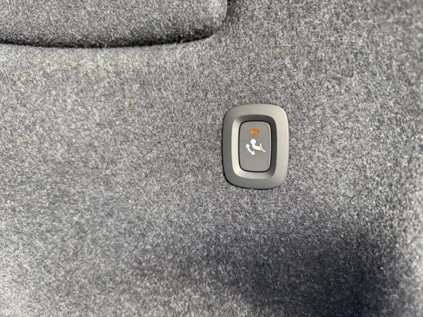 Volvo XC40 B3 DKG PLUS-BLACK EDITION - Inkl. Anhängerkupplung! - Sofort lieferbar