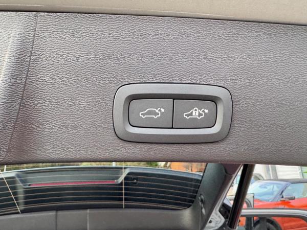 Volvo XC40 B3 DKG PLUS-BLACK EDITION - Inkl. Anhängerkupplung! - Sofort lieferbar