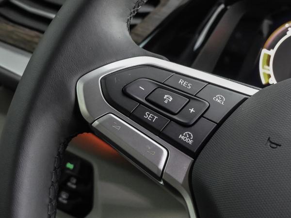 Volkswagen Multivan Style 2.0TDI DSG Klima PDC Navi AHK 7-Sitzer