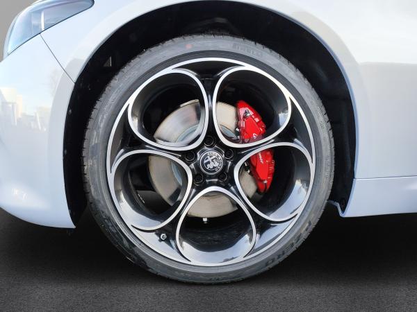 Alfa Romeo Giulia Veloce 2.0 Turbo 280PS AT8 Q4 Navi Alfa Romeo Giulia Veloce 2.0 Turbo 280PS AT8 Q4 Navi