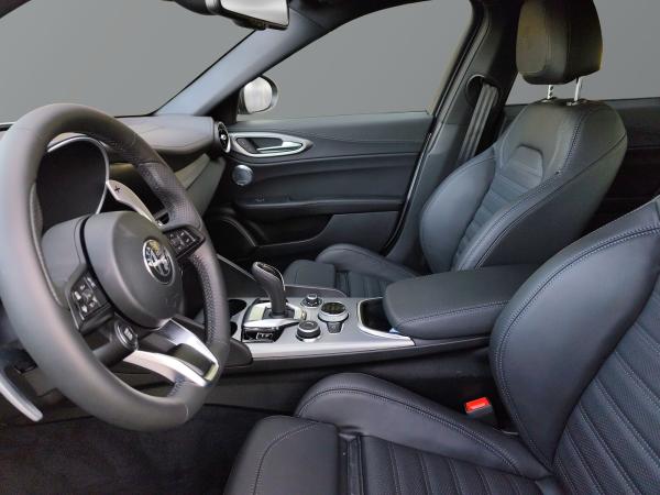 Alfa Romeo Giulia Veloce 2.0 Turbo 280PS AT8 Q4 Navi Alfa Romeo Giulia Veloce 2.0 Turbo 280PS AT8 Q4 Navi