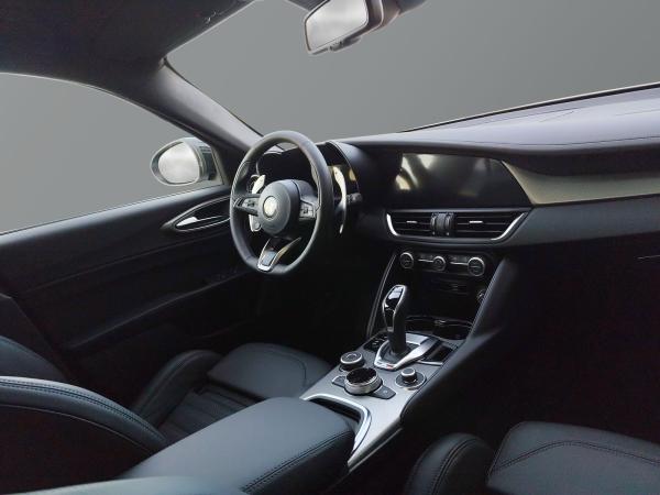 Alfa Romeo Giulia Veloce 2.0 Turbo 280PS AT8 Q4 Navi Alfa Romeo Giulia Veloce 2.0 Turbo 280PS AT8 Q4 Navi