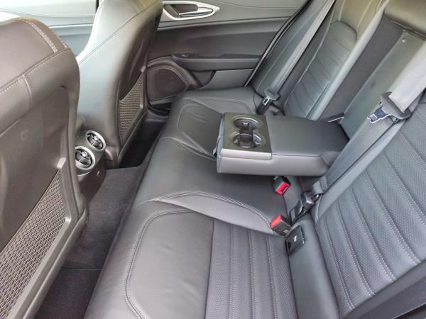 Alfa Romeo Giulia Veloce 2.0 Turbo 280PS AT8 Q4 Navi Keyless LED **NUR FÜR GEWERBE** Alfa Romeo Giulia Veloce 2.0 Turbo 280PS AT8 Q4 Navi Keyless LED **NUR FÜR GEWERBE**