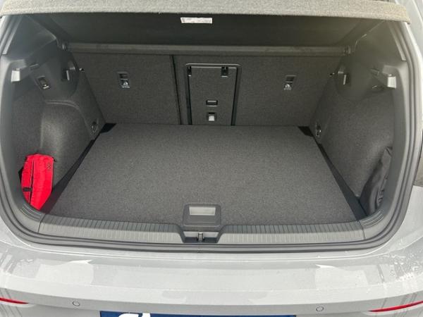 Volkswagen Golf VIII 1.5 eTSI DSG R-Line AHK+PANO+360°KAM+