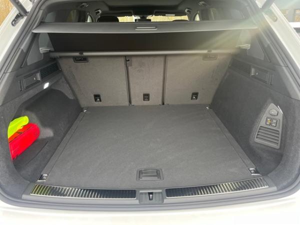 Volkswagen Touareg 3.0TDI 4M R-Line AHK+HUD+PANO+STHZ+20"++ Volkswagen Touareg 3.0TDI 4M R-Line AHK+HUD+PANO+STHZ+20"++