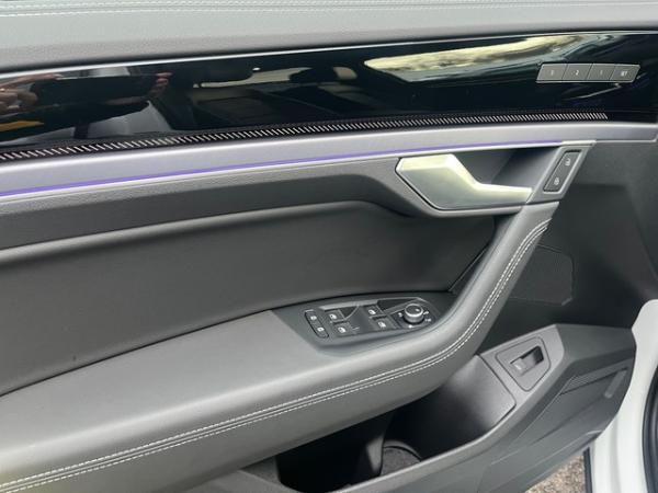 Volkswagen Touareg 3.0TDI 4M R-Line AHK+HUD+PANO+STHZ+20"++ Volkswagen Touareg 3.0TDI 4M R-Line AHK+HUD+PANO+STHZ+20"++