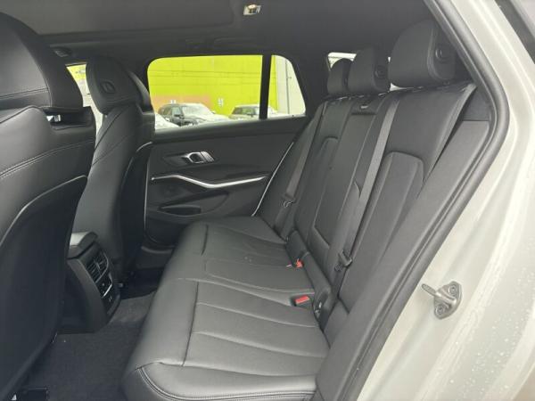 BMW 320 320i Touring M-SPORT INNOV. ACC, AHK, PANO. UVM.