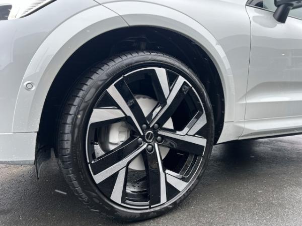 Volvo XC60 B5 Benzin AWD Ultra Black Edition *keine 0,5%*