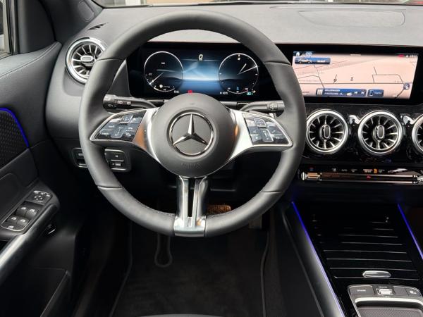 Mercedes-Benz GLA 180 d Progressive Distronic Panorama 360°-K.
