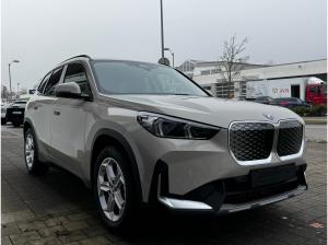 BMW iX1 eDrive20 Panorama/AHK/18-Zoll/PremiumPaket