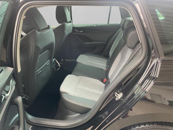 Skoda Octavia Combi 2.0TDI Selection STHG AHK MATRIX