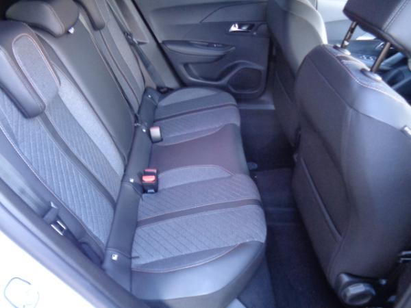 Peugeot 2008 Hybrid 145 e-DSC Allure Allwetterr., Navi