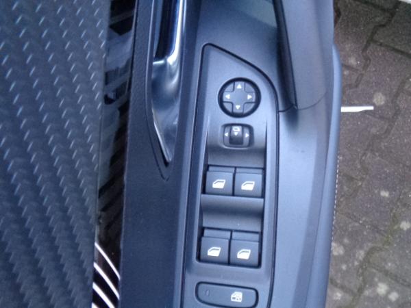 Peugeot 2008 Hybrid 145 e-DSC Allure Allwetterr., Navi