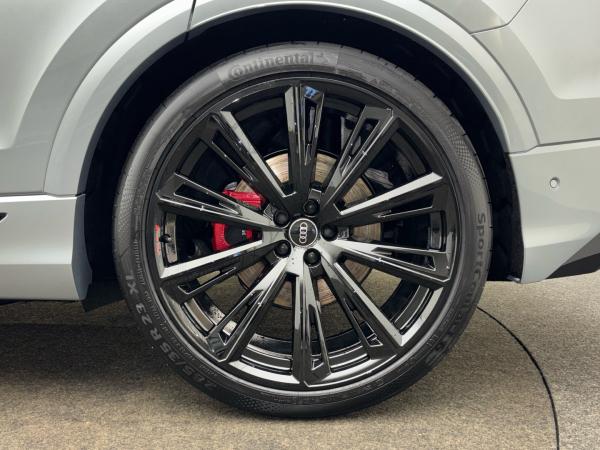 Audi Q8 TDI quattro Allradlenkung Matrix Panorama