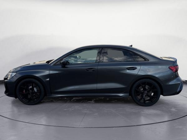 Audi RS3 Limousine 💥 Ikonischer Performance-Star | ✅ Nur mit Eroberung | Daytonagrau bei bhg Balingen 🚙