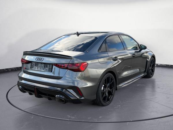 Audi RS3 Limousine 💥 Ikonischer Performance-Star | ✅ Nur mit Eroberung | Daytonagrau bei bhg Balingen 🚙