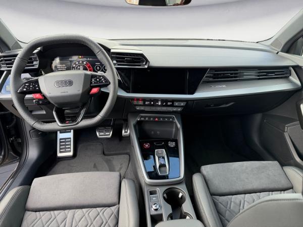 Audi RS3 Limousine 💥 Ikonischer Performance-Star | ✅ Nur mit Eroberung | Daytonagrau bei bhg Balingen 🚙