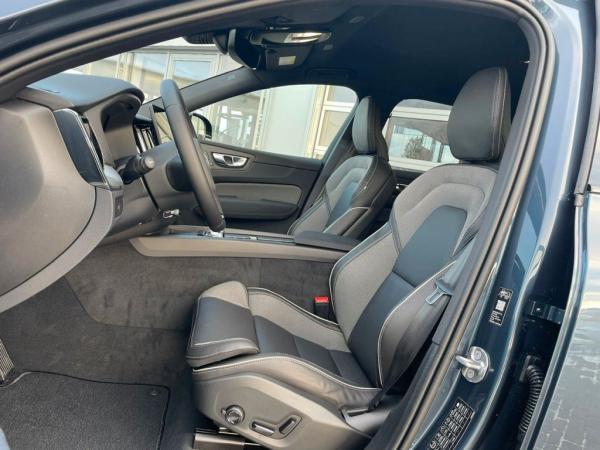 Volvo XC60 B5 AWD PLUS BLACK EDITION - sofort lief. -