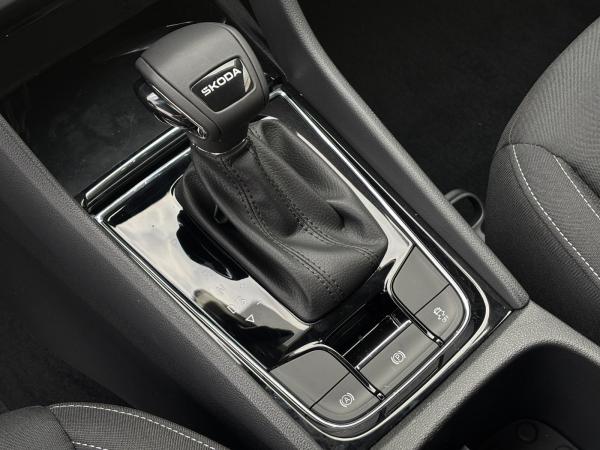 Skoda Karoq 1.5 TSI Selection *AHK*PDG*SHZ*LED*