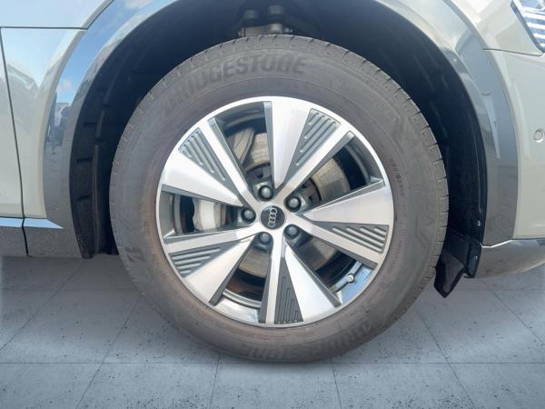 Audi Q8 e-tron advanced 50 qu. PANO HUD AHK Matrix 19