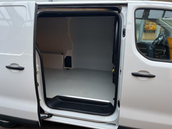 Opel Vivaro Kasten M 120 Boden, AHK, LED, 360° Allwetter
