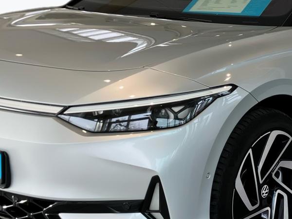 Volkswagen ID.7 GTX NP.74T ACC.5J-G.WÄRMEPUMPE.AHK.AREA-VIEW.NAVI.HUD.LED.APP-C