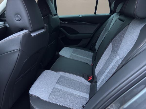 Skoda Octavia SOFORT VERFÜGBAR! Combi 2.0 TDI DSG ACC AHK Navi eHeck LED