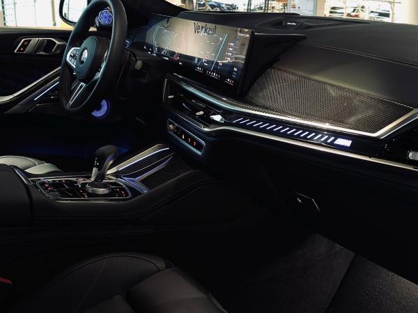 BMW X6 M Competition. CARBONSCHWARZ. INNO. COMFORT+.