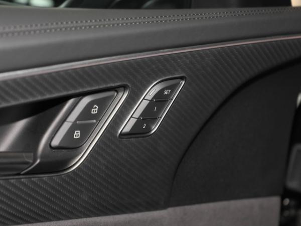 Audi RS Q8 Performance 	 HD-Matrix Keramik RS-Abgas AHK Pano HuD