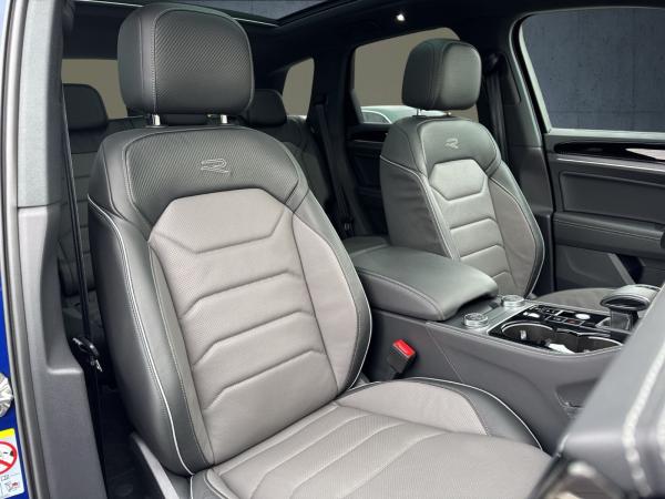 Volkswagen Touareg R-Line 3.0 TDI AHK/Pano/360/HuD/22"/HDMatrix/Assist