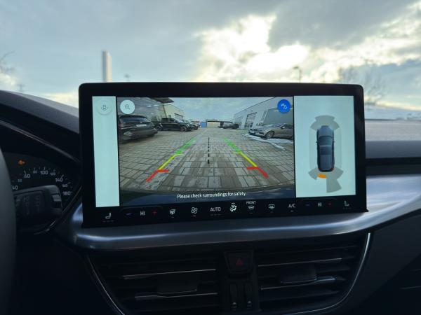 Ford Focus Turnier Titanium Edition -Pano,ACC-