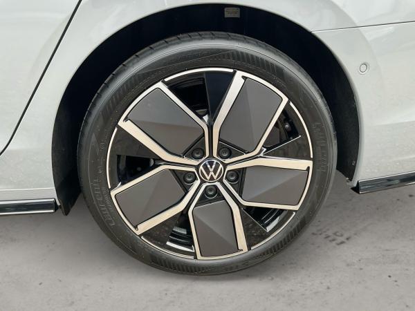 Volkswagen Golf VIII Var. R-Line 1.5 eTSI DSG AHK Navi ACC