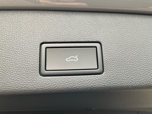 Volkswagen Golf VIII Var. R-Line 1.5 eTSI DSG AHK Navi ACC