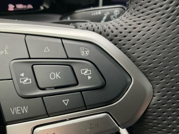 Volkswagen Golf VIII Var. R-Line 1.5 eTSI DSG AHK Navi ACC