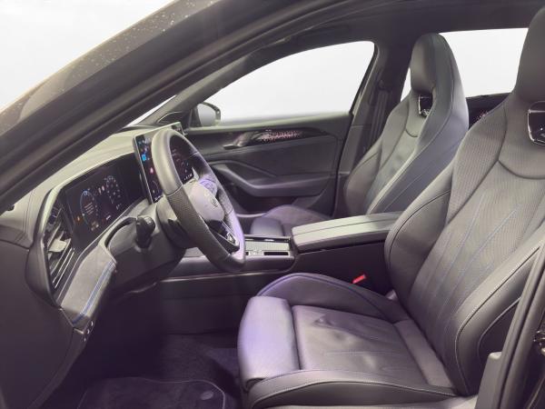 Volkswagen Passat Variant 1.5 eHybrid R-Line AHK Pano LM 19" Leder
