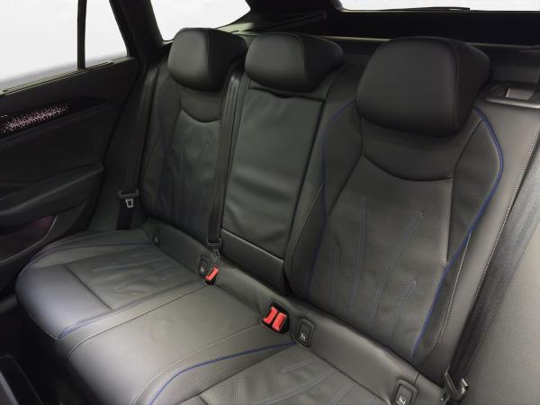 Volkswagen Passat Variant 1.5 eHybrid R-Line AHK Pano LM 19" Leder