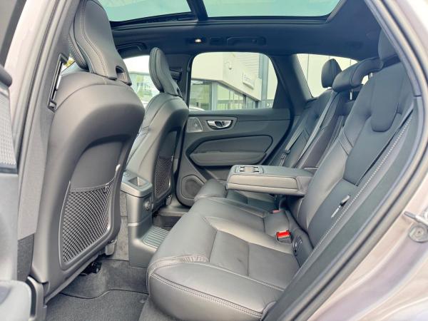 Volvo XC60 T8 AWD ULTRA DARK-360-AHK-B&W-Luft-Pilot-Sofort lieferbar!