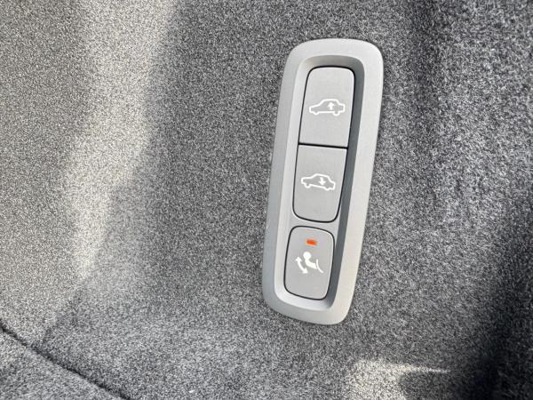 Volvo XC60 T8 AWD ULTRA DARK-360-AHK-B&W-Luft-Pilot-Sofort lieferbar!