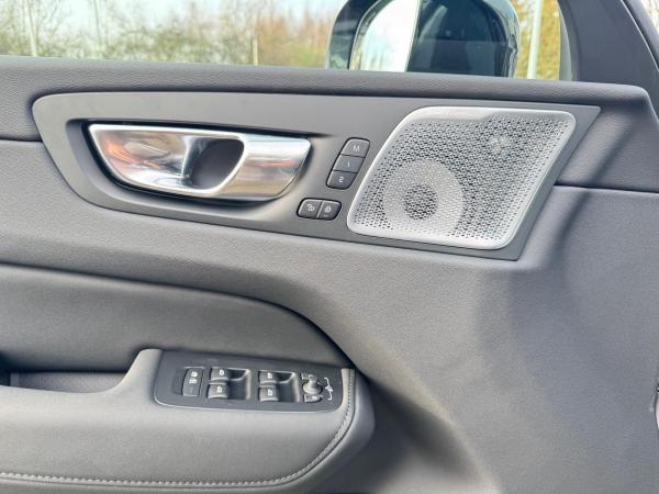 Volvo XC60 T8 AWD ULTRA DARK-360-AHK-B&W-Luft-Pilot-Sofort lieferbar!