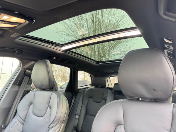 Volvo XC60 T8 AWD ULTRA DARK-360-AHK-B&W-Luft-Pilot-Sofort lieferbar!