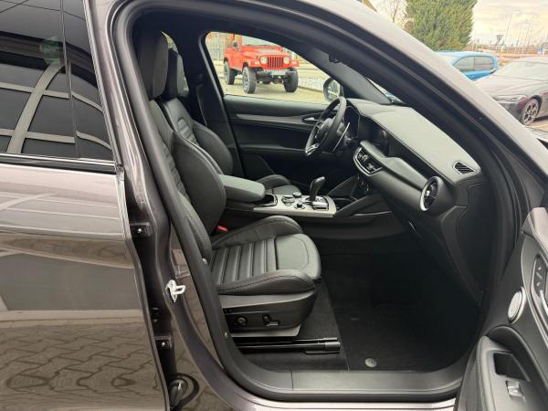 Alfa Romeo Stelvio 2.0 Turbo 16V Q4 AT Veloce Abholung Mannheim