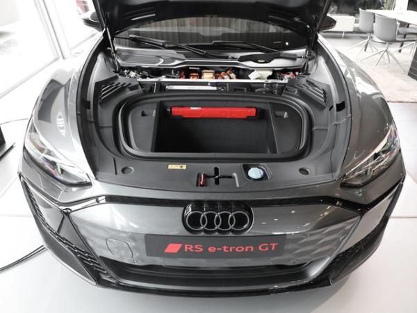 Audi RS e-tron GT performance HUD Allradlenkung Aktivfahrwerk Designpa. Rot  Leder Matrix