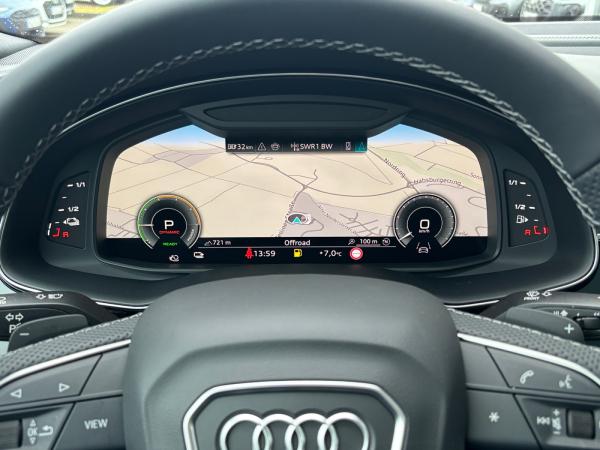 Audi Q8 (4MT)